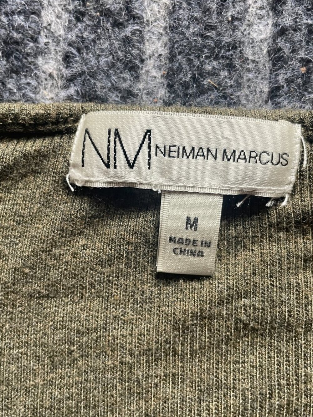 NEIMAN MARCUS Olive Green Cut-Out Sleeve Sweater Size M - Picture 4 of 8
